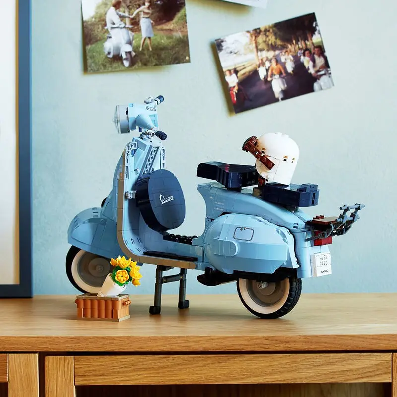 Roman Holida Vespa 125 10298 Famous Motorcycle City MOTO Assembled Building Blocks Bricks High-Tech Model Toys For Kids Gift
Roman Holida Vespa 125 10298 Famous Motorcycle City MOTO Assembled Building Blocks Bricks High-Tech Model Toys For Kids Gift