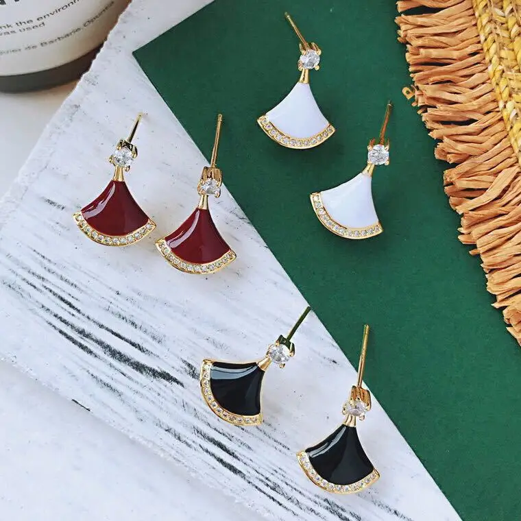 Fashion female crystal fan-shaped earrings female French net red miniskirt all-match earrings
Fashion female crystal fan-shaped earrings female French net red miniskirt all-match earrings