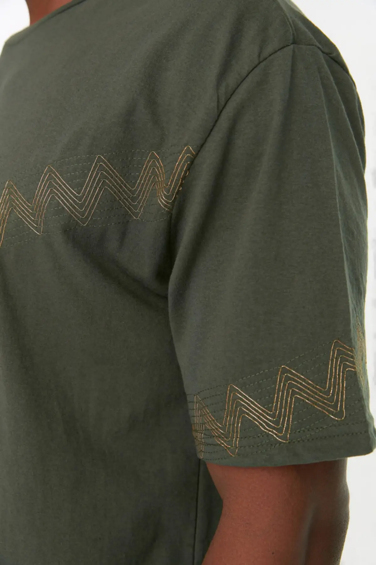 Мужская футболка с коротким рукавом и вышивкой
Мужская футболка с коротким рукавом и вышивкой