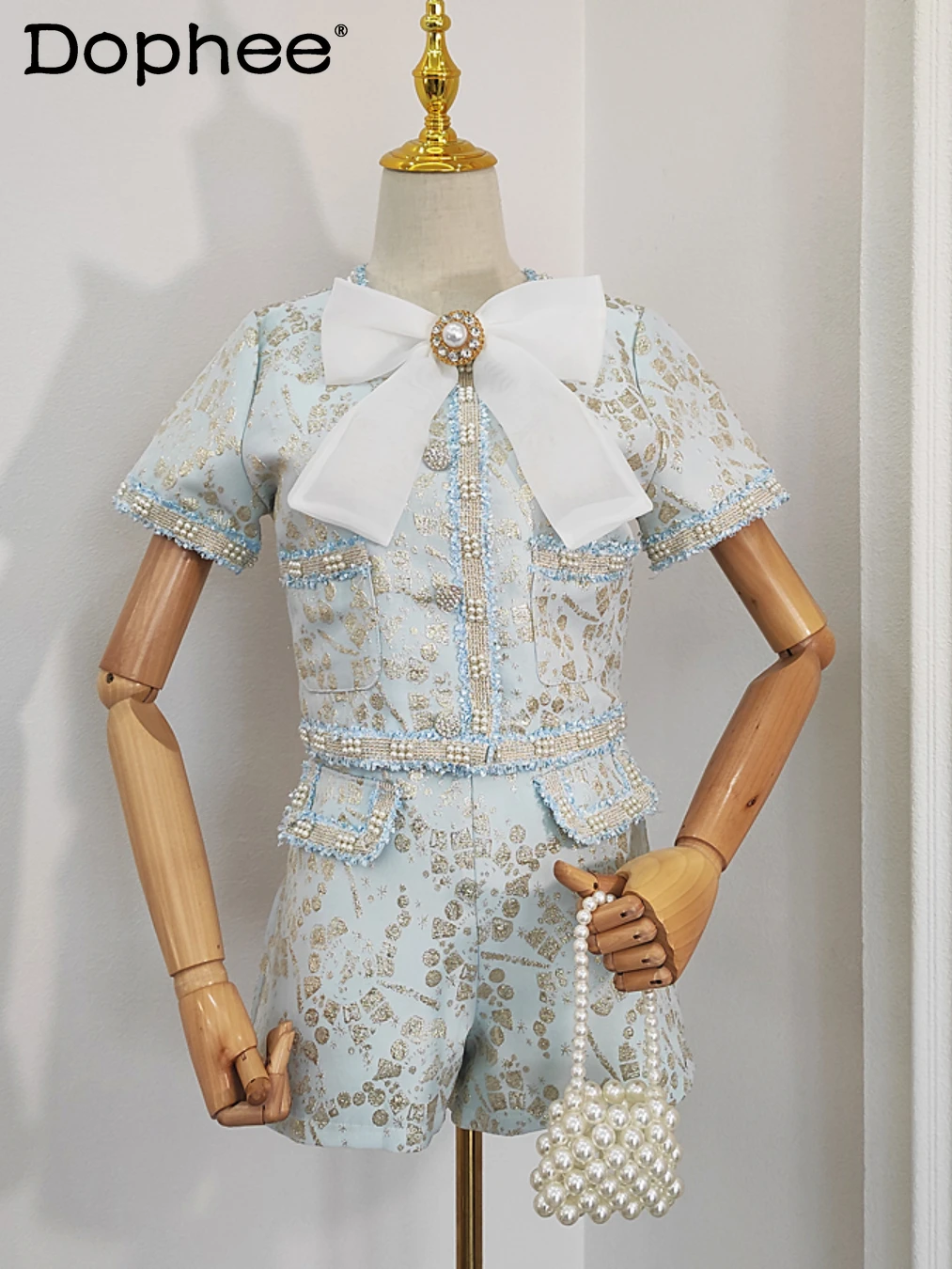 Shorts Suit 2-Piece Set Women Summer French Elegant Gold Jacquard Diamond Beaded Bow Top + High Waist Slim Shorts Two-Piece Suit
Shorts Suit 2-Piece Set Women Summer French Elegant Gold Jacquard Diamond Beaded Bow Top + High Waist Slim Shorts Two-Piece Suit