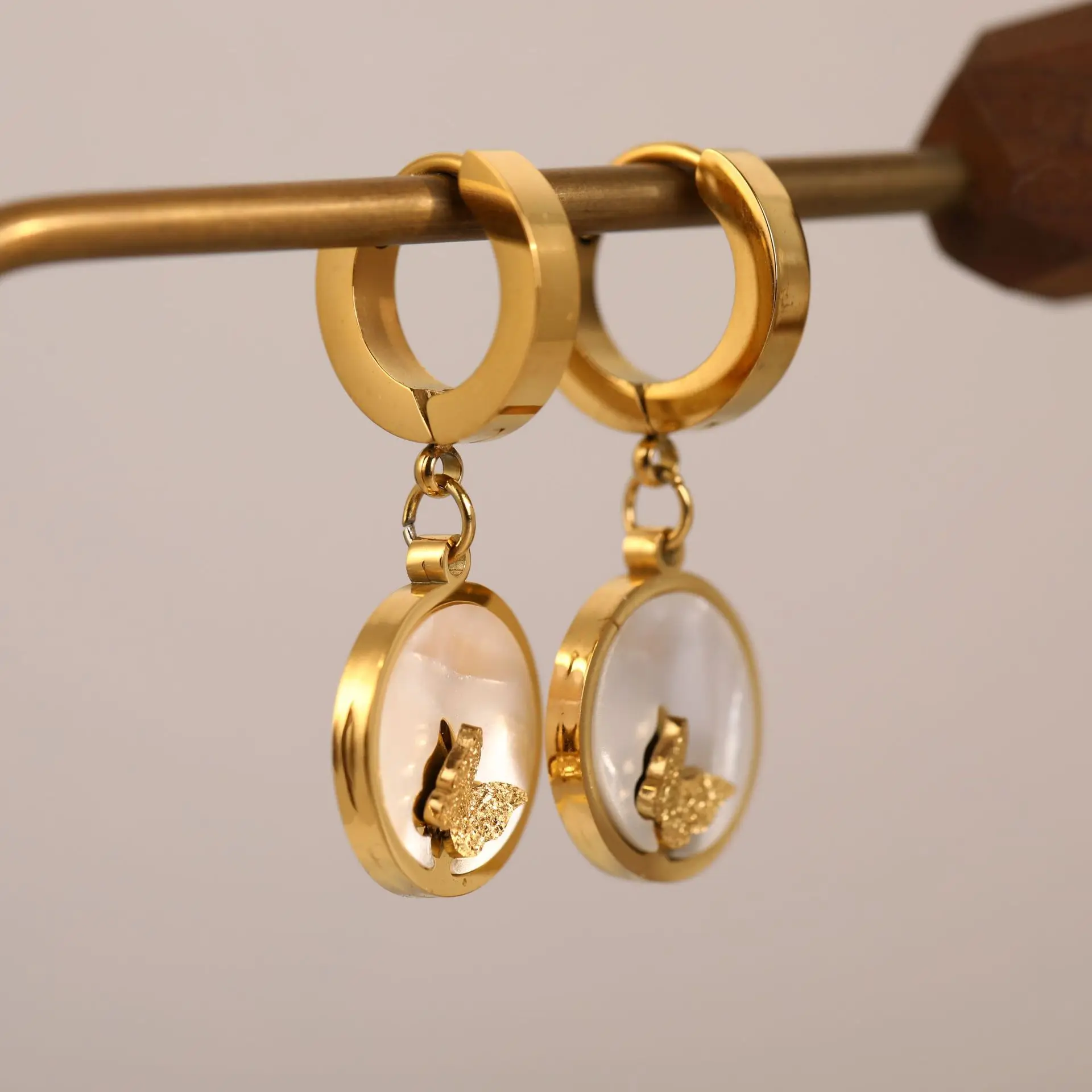 Tarnish Free Stainless Steel White Shell Butterfly Hoop Earrings For Women Elegant Huggie Earrings Party Jewelry
Tarnish Free Stainless Steel White Shell Butterfly Hoop Earrings For Women Elegant Huggie Earrings Party Jewelry
