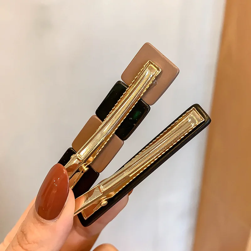 Клетчатая молочная квадратная полая бычья нажимная клипса маленькая ароматная ветра с алмазным краем клипса с челкой
Клетчатая молочная квадратная полая бычья нажимная клипса маленькая ароматная ветра с алмазным краем клипса с челкой