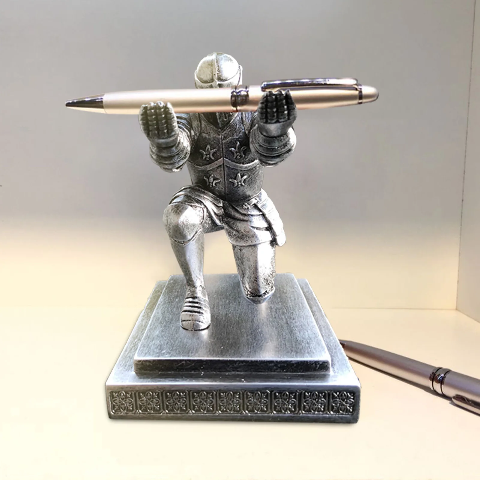 2022 Knight Pen Holder Executive Soldier Figurine Pencil Stand For Office Accessories Pen Stand Desk Organizer Pencil Holder
2022 Knight Pen Holder Executive Soldier Figurine Pencil Stand For Office Accessories Pen Stand Desk Organizer Pencil Holder