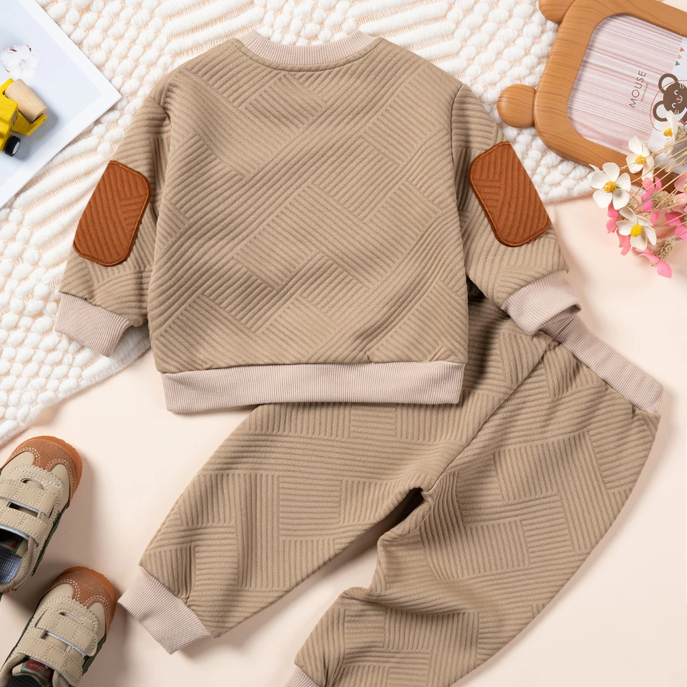 Новинка 2023 года, осенний комплект детской одежды для мальчиков и девочек, свободный костюм унисекс из двух предметов: пуловер с длинным рукавом и штаны для отдыха 
Новинка 2023 года, осенний комплект детской одежды для мальчиков и девочек, свободный костюм унисекс из двух предметов: пуловер с длинным рукавом и штаны для отдыха