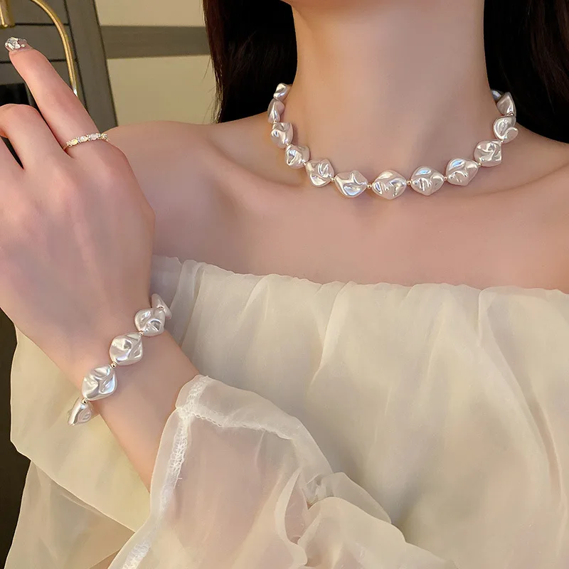 Elegant Irregular Imitation Pearl Necklace Women Classic Design OT Buckle Clavicle Chain Kpop Fashion Party Wedding Jewelry
Elegant Irregular Imitation Pearl Necklace Women Classic Design OT Buckle Clavicle Chain Kpop Fashion Party Wedding Jewelry