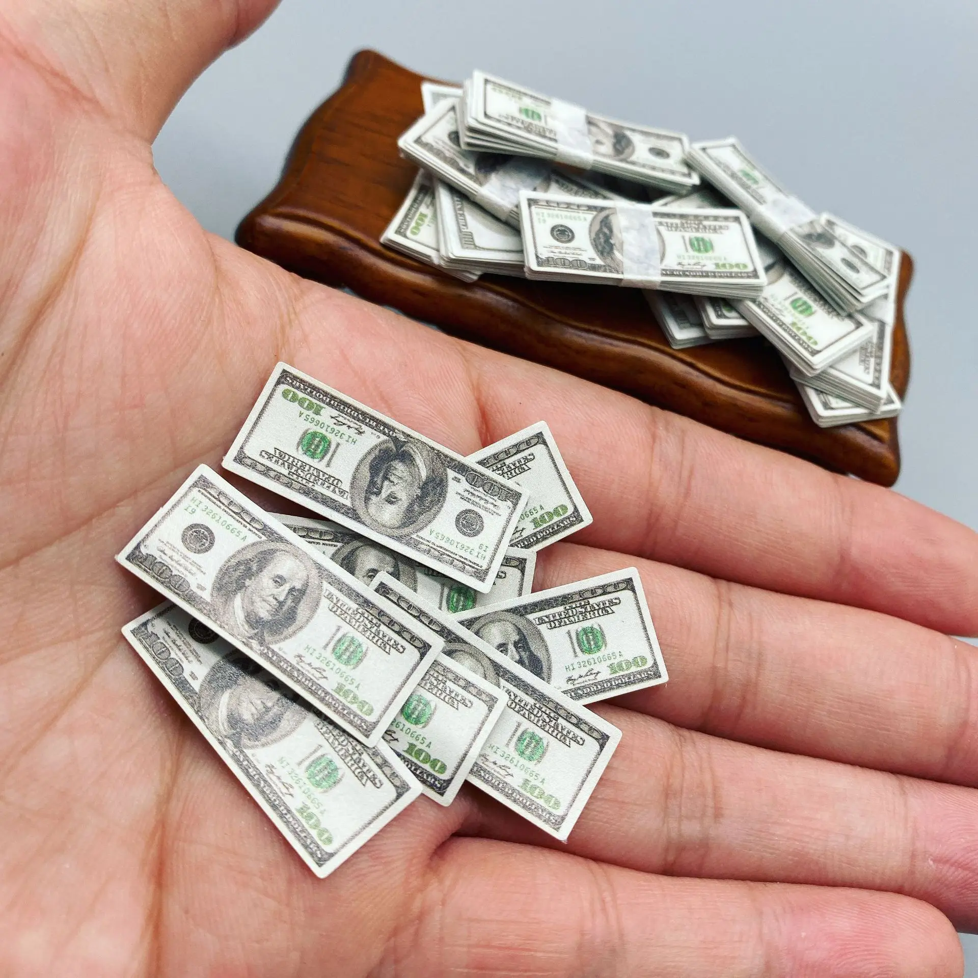 100 pieces/set Creative Mini 100 Dollars Miniature Banknotes Children Toys Gifts For Dollhouse BJD Doll house Accessories
100 pieces/set Creative Mini 100 Dollars Miniature Banknotes Children Toys Gifts For Dollhouse BJD Doll house Accessories