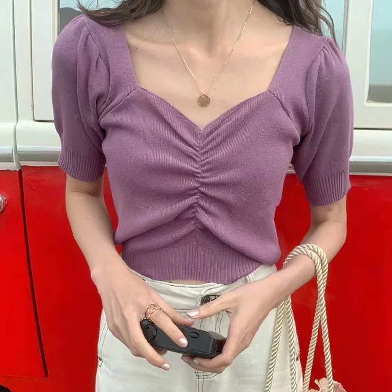 Женская короткая трикотажная футболка с квадратным вырезом коротким