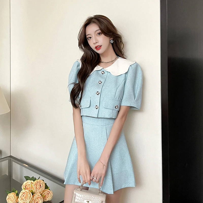 Женский костюм из двух предметов, однобортный короткий пиджак с воротником «Питер Пэн» и плиссированная мини-юбка в стиле пэчворк, лето 
Женский костюм из двух предметов, однобортный короткий пиджак с воротником «Питер Пэн» и плиссированная мини-юбка в стиле пэчворк, лето