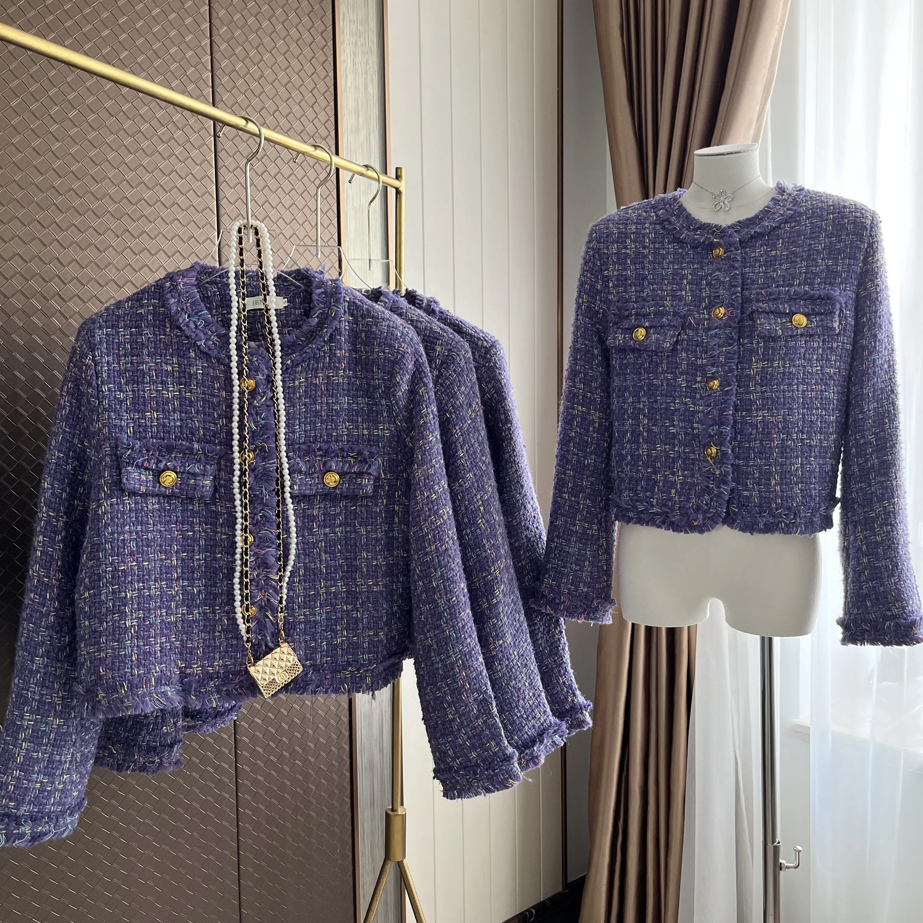 2023 Autumn Winter Purple Plaid Woolen Outerwear New High Quality Women O Neck Single Breasted Tweed Tassel Short Jacket Coats 
2023 Autumn Winter Purple Plaid Woolen Outerwear New High Quality Women O Neck Single Breasted Tweed Tassel Short Jacket Coats