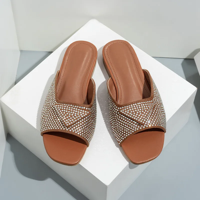 Classic rhinestone triangle logo low-heeled women's slippers 2023 summer fashion outerwear thick-heeled sandals for women
Classic rhinestone triangle logo low-heeled women's slippers 2023 summer fashion outerwear thick-heeled sandals for women