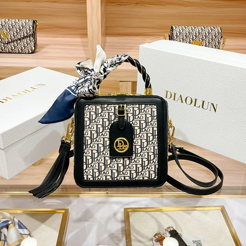 Genuine Leather Women Box Bag Embroidered Letter Top-handle Handbag 2023 New Fashion Versatile Tessel Small Square Bag Designer
Genuine Leather Women Box Bag Embroidered Letter Top-handle Handbag 2023 New Fashion Versatile Tessel Small Square Bag Designer