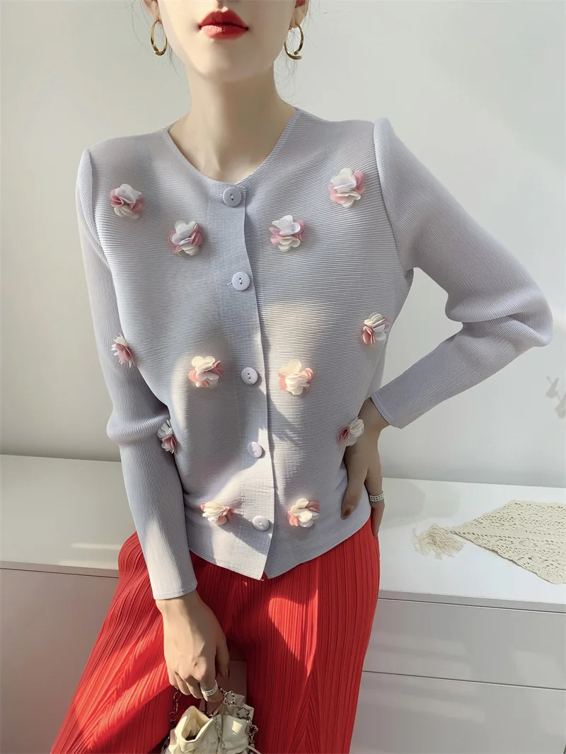 Short pleated tops for women autumn 2022 Miyak folds Fashion large size long sleeve nail flower niche design coat cardigan
Short pleated tops for women autumn 2022 Miyak folds Fashion large size long sleeve nail flower niche design coat cardigan