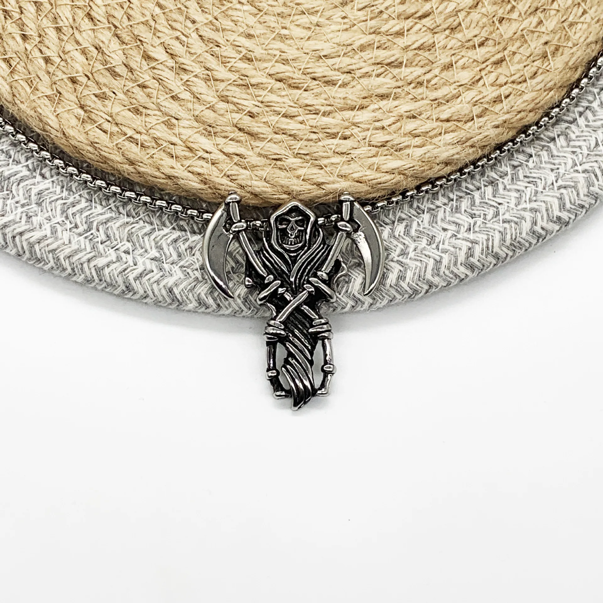 Hip-hop trend fashion punch metal men tide necklace personality dead god style is old exaggeration necklace
Hip-hop trend fashion punch metal men tide necklace personality dead god style is old exaggeration necklace