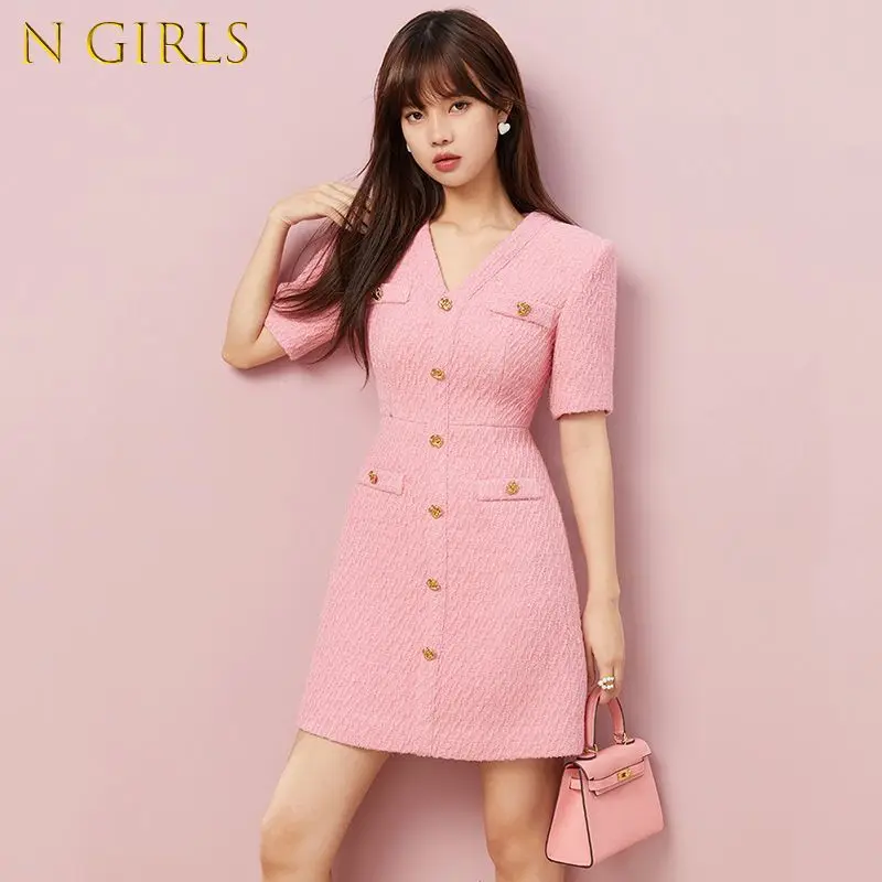 Runway French Summer Chic Gold Button Tweed V-Neck Dress Women Sweet Woolen Elegant Fashion Slim Waist Dresses Vestidos
Runway French Summer Chic Gold Button Tweed V-Neck Dress Women Sweet Woolen Elegant Fashion Slim Waist Dresses Vestidos