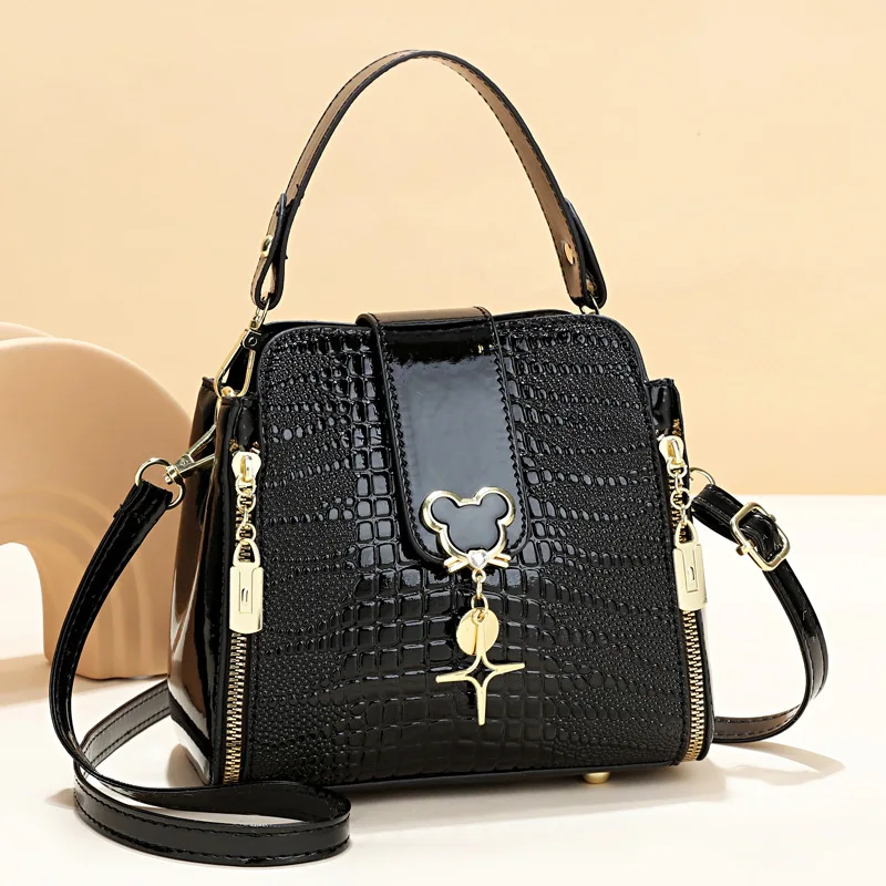 Summer Handbag woman 2022 new fashion niche shoulder bag large capacity bucket bag 
Summer Handbag woman 2022 new fashion niche shoulder bag large capacity bucket bag