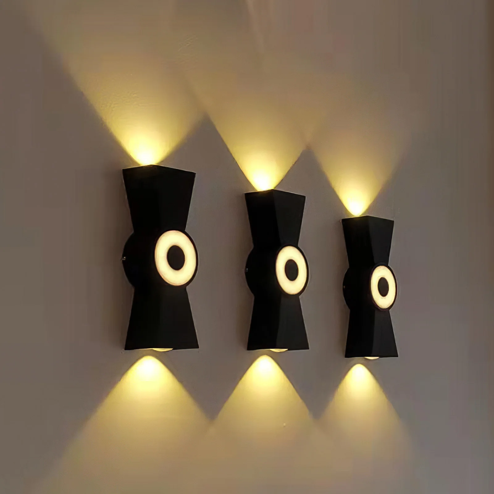Up Down Light Wall Lamp LED Chip Aluminum Yard Light Concise Style Outdoor Lamps With Uniform Warm Light For Hotel Aisle
Up Down Light Wall Lamp LED Chip Aluminum Yard Light Concise Style Outdoor Lamps With Uniform Warm Light For Hotel Aisle
