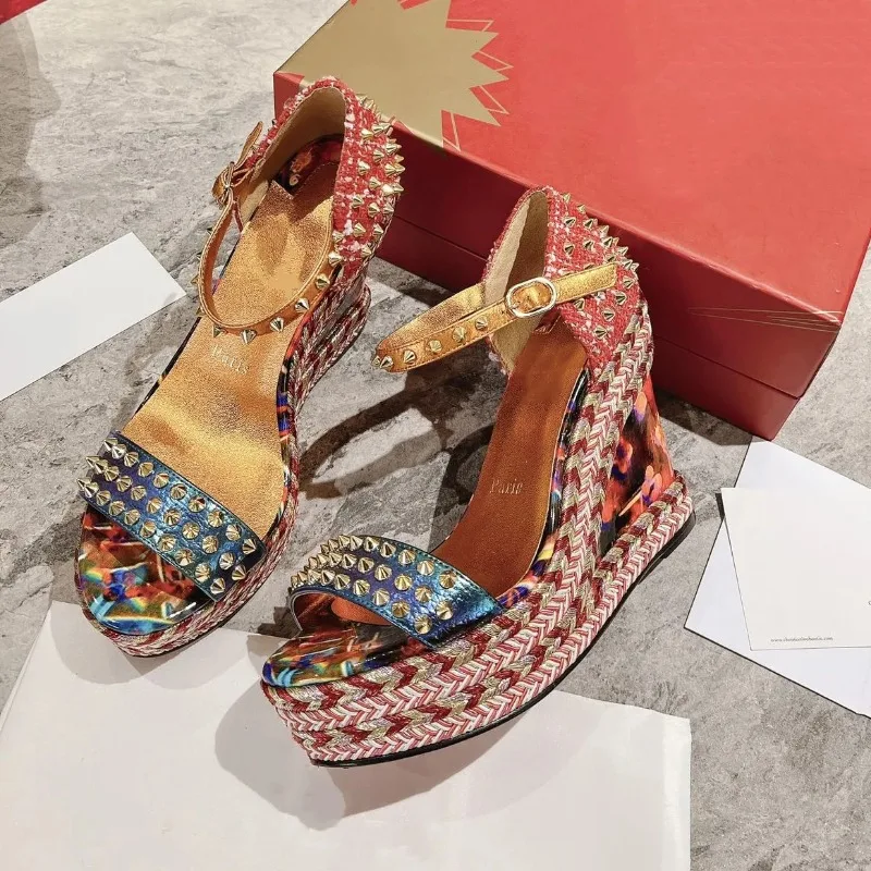 Top Quality Red Sole Womens High Heels Shoes Luxury Fashion Ladies Crystal Sandals Classic Retro Designer High Heel 2051HJ
Top Quality Red Sole Womens High Heels Shoes Luxury Fashion Ladies Crystal Sandals Classic Retro Designer High Heel 2051HJ