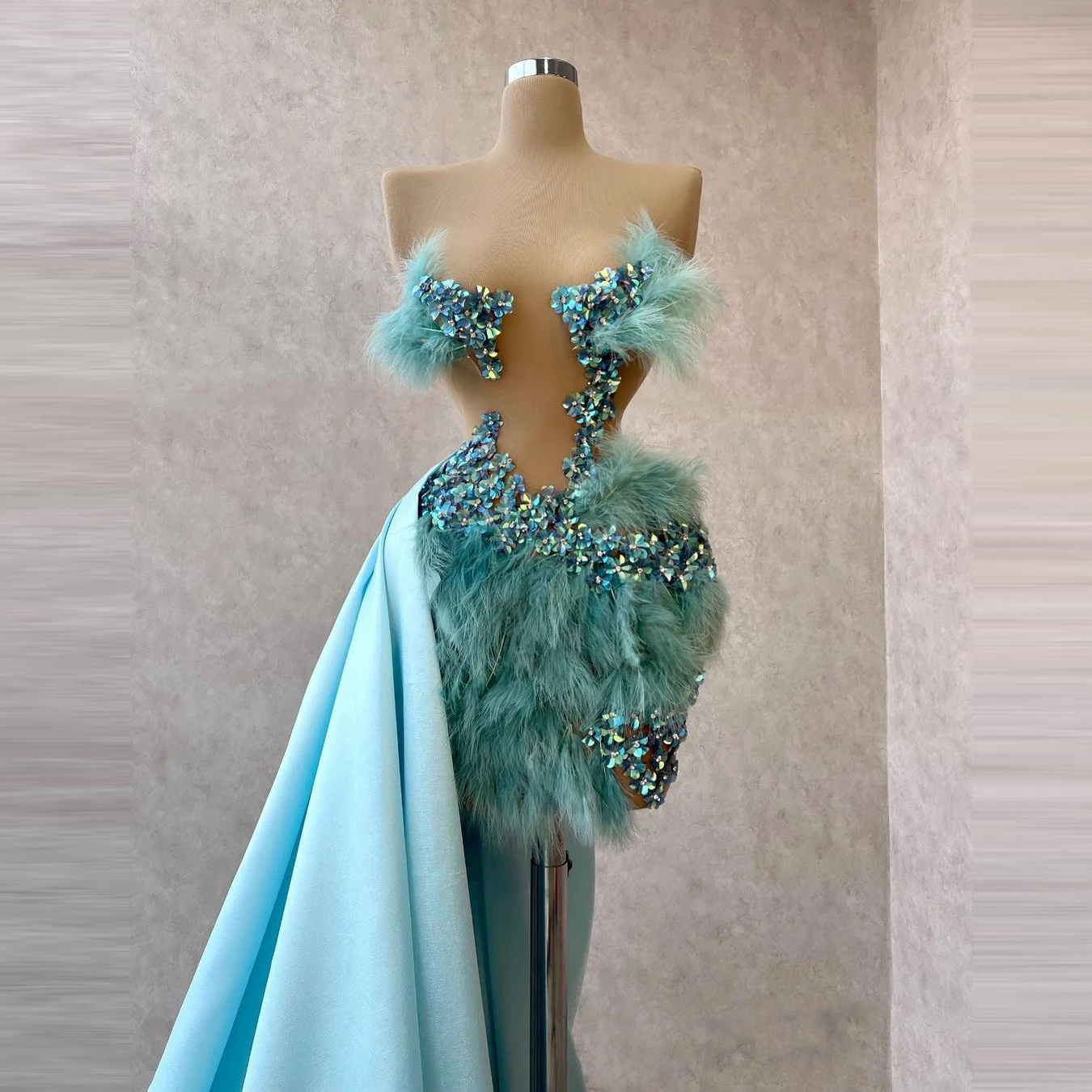 Luxury Feathers And Crystals Prom Dresses With Satin Overskirt Custom Made Designer Evening Gowns See Thru 2022 Christmas Dress
Luxury Feathers And Crystals Prom Dresses With Satin Overskirt Custom Made Designer Evening Gowns See Thru 2022 Christmas Dress