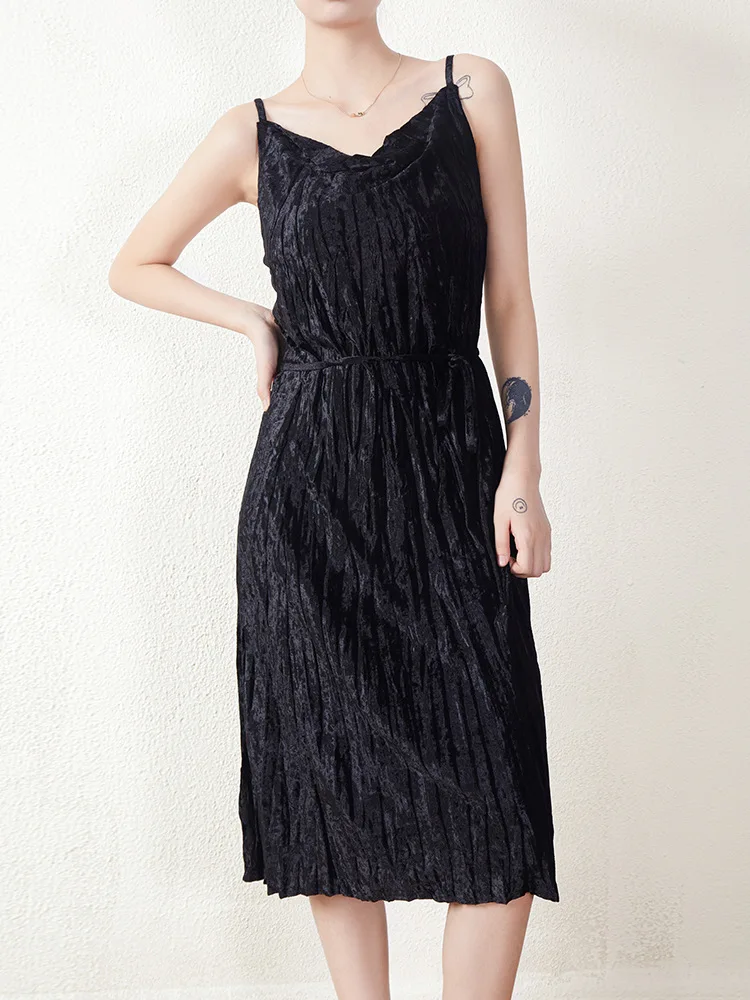 Черные вельветовые подвязки в стиле Хепберн осень-зима ретро Тонкое Плиссированное Платье с V-образным вырезом и открытой спиной женское маленькое черное платье
Черные вельветовые подвязки в стиле Хепберн осень-зима ретро Тонкое Плиссированное Платье с V-образным вырезом и открытой спиной женское маленькое черное платье