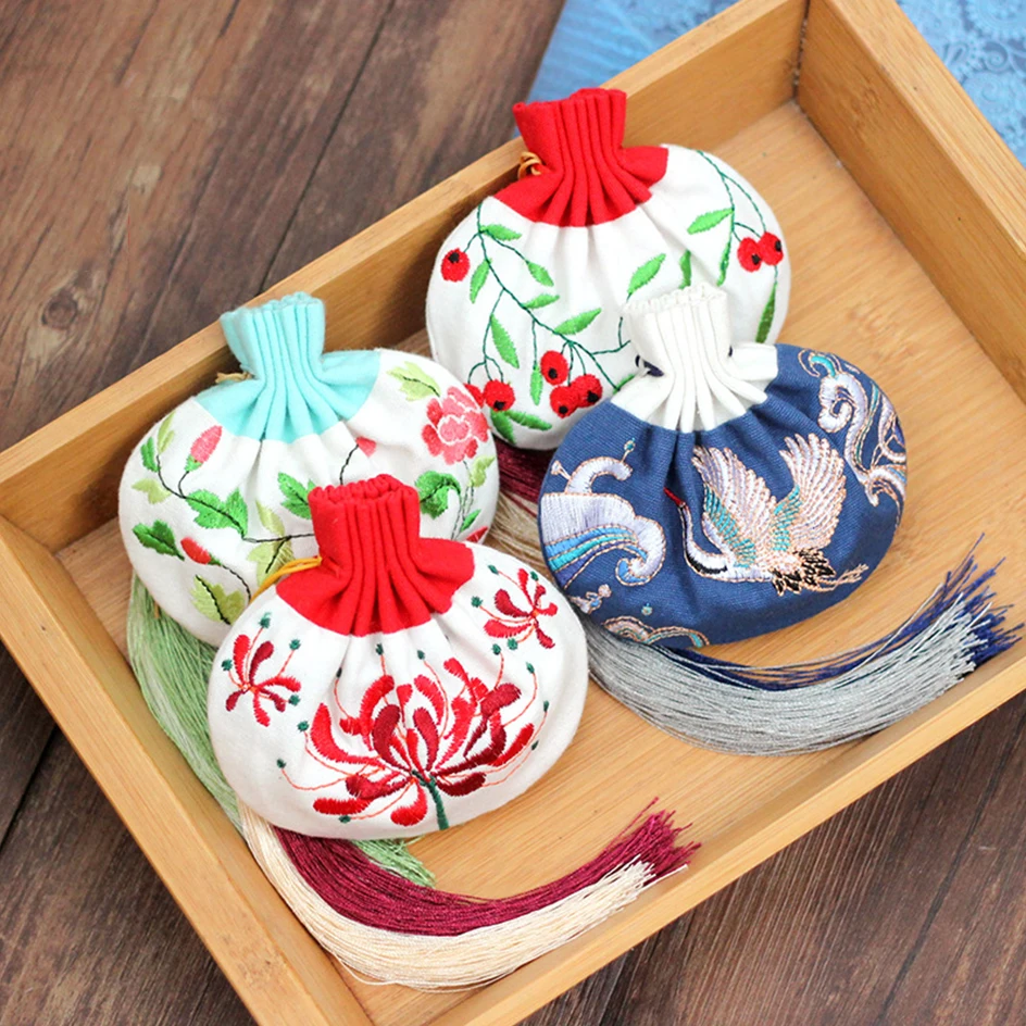 Floral Embroidered Drawstring Bag Vintage Chinese Style Tassel Sachet Pouch Hanfu Pendant Flower Jewelry Storage Bag Gift Bag
Floral Embroidered Drawstring Bag Vintage Chinese Style Tassel Sachet Pouch Hanfu Pendant Flower Jewelry Storage Bag Gift Bag