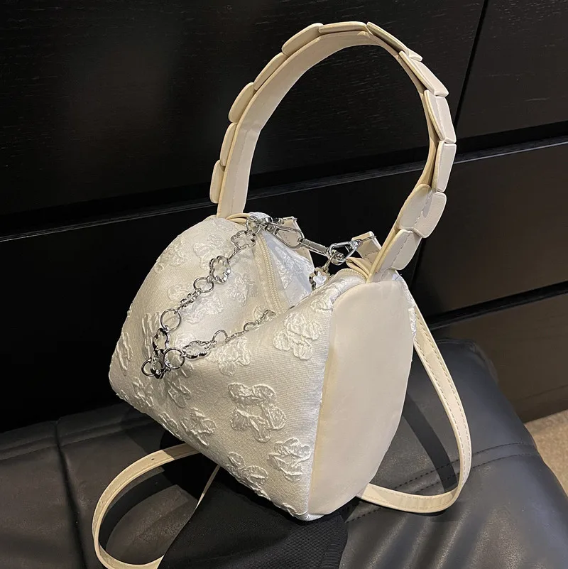 European and American Niche Design Bags for Women 2022 New Texture Portable Boston Pillow Bag All-match Chain Messenger Bag
European and American Niche Design Bags for Women 2022 New Texture Portable Boston Pillow Bag All-match Chain Messenger Bag