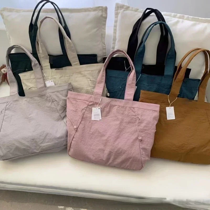 Lulu Women's Handbag Tote Bag 18L Yoga Sports Leisure One Shoulder Solid Yoga Bag Beach Bag
Lulu Women's Handbag Tote Bag 18L Yoga Sports Leisure One Shoulder Solid Yoga Bag Beach Bag