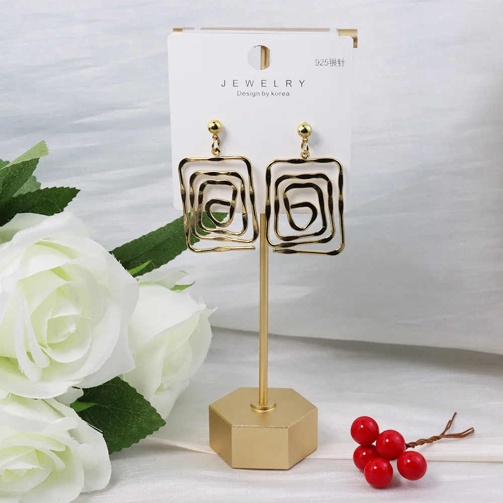 Geometric Square Hollow Copper Earrings Fashion Design Show Face Thin Advanced Ear Studs Female Wave Style Earrings
Geometric Square Hollow Copper Earrings Fashion Design Show Face Thin Advanced Ear Studs Female Wave Style Earrings