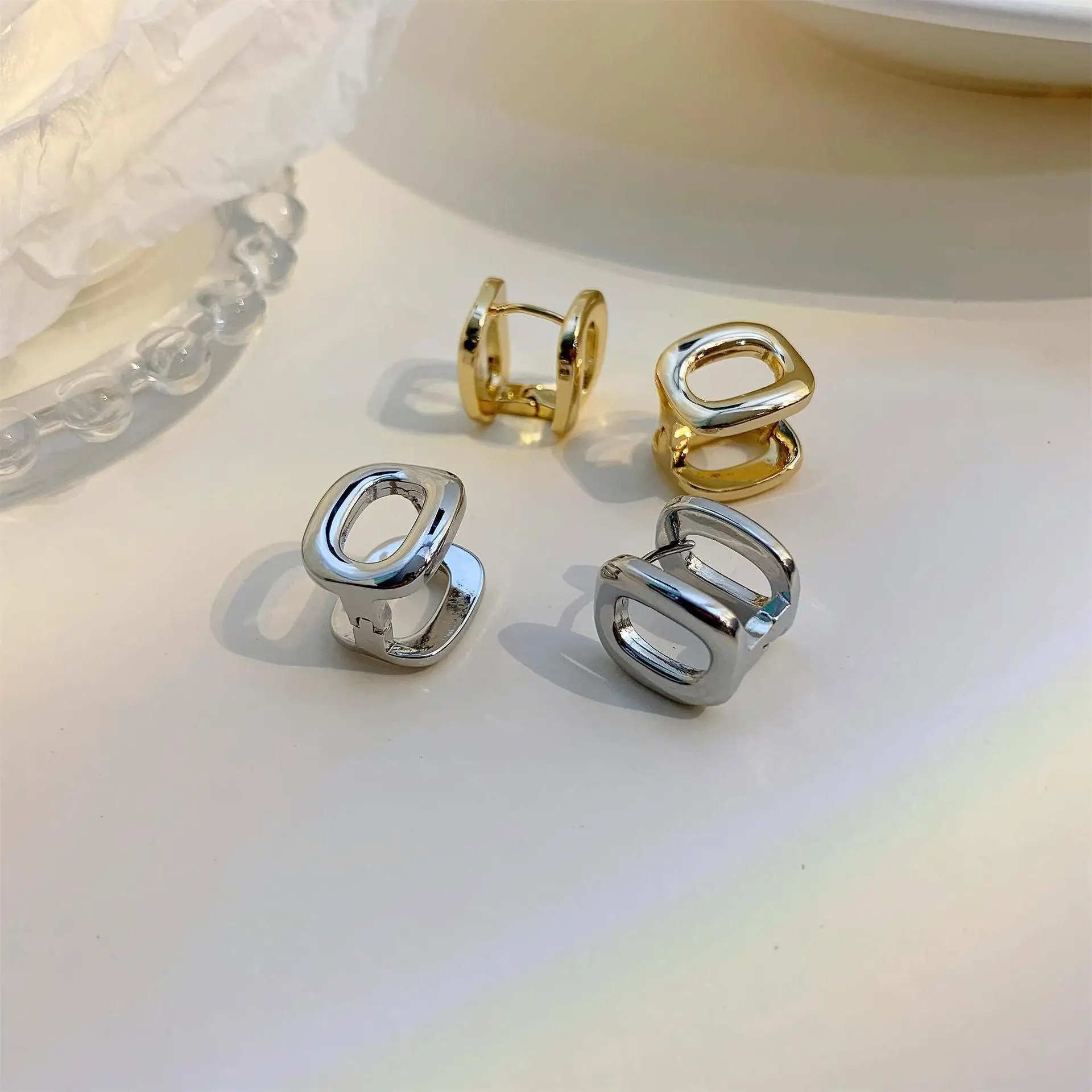 Ladies Fashion Double Sided Oval Metal Ring Design Temperament Earring Party Simple Gold/Silver Oval Buckle Stud Jewelry
Ladies Fashion Double Sided Oval Metal Ring Design Temperament Earring Party Simple Gold/Silver Oval Buckle Stud Jewelry