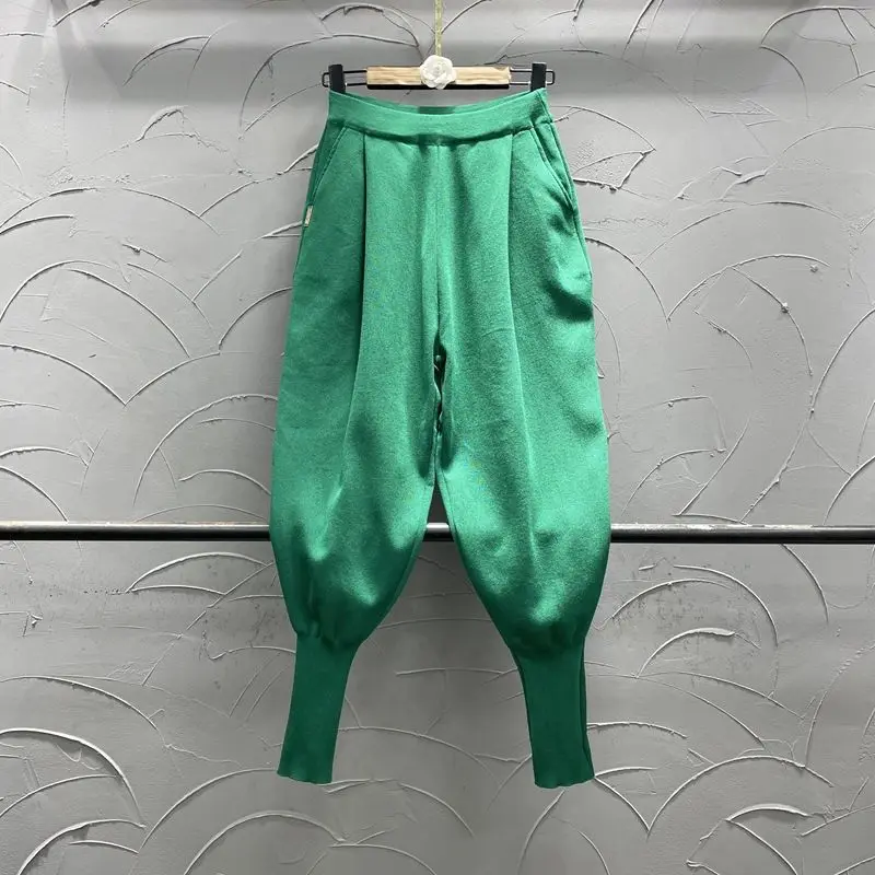 Женские свободные брюки-шаровары с высокой эластичной талией 
Женские свободные брюки-шаровары с высокой эластичной талией