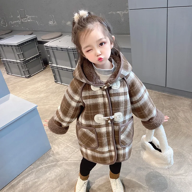 Girls plaid horn button jacket 2022 winter new baby girl thickened hooded stitching coat Western style fashion
Girls plaid horn button jacket 2022 winter new baby girl thickened hooded stitching coat Western style fashion