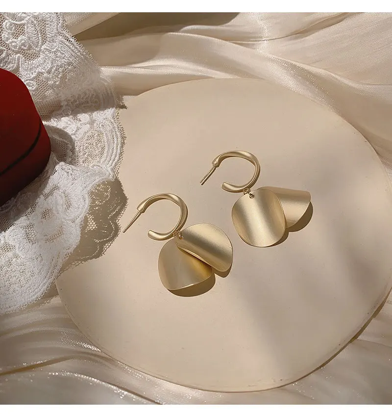 

Новые модные матовые металлические серьги-гвоздики золотого цвета, минималистичные круглые серьги в форме монеты для женщин, свадебные укр...