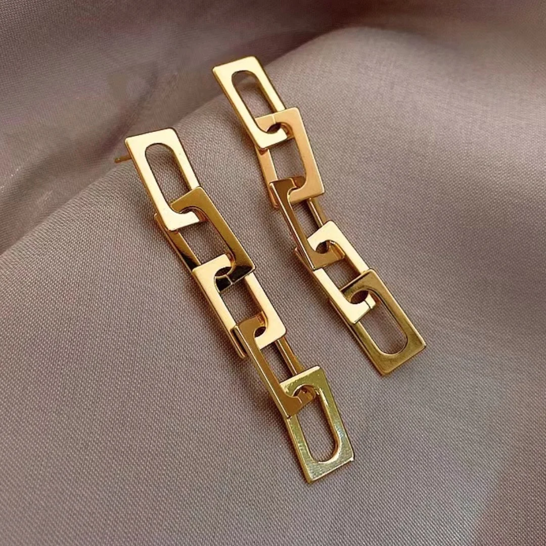 2022 New Vintage Metal Chain Pendant Long Earrings for Women Fashion Korean Jewelry Christmas Party Hip Hop Girl's Unusual Earri
2022 New Vintage Metal Chain Pendant Long Earrings for Women Fashion Korean Jewelry Christmas Party Hip Hop Girl's Unusual Earri