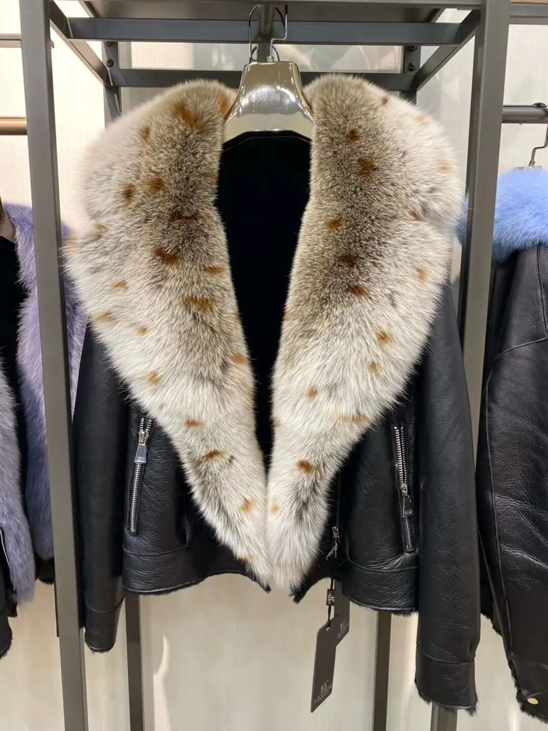 FURTJY New Style Fox Fur Down SheepSkin Short Fur One Big Fox Fur Short Slim Coat
FURTJY New Style Fox Fur Down SheepSkin Short Fur One Big Fox Fur Short Slim Coat