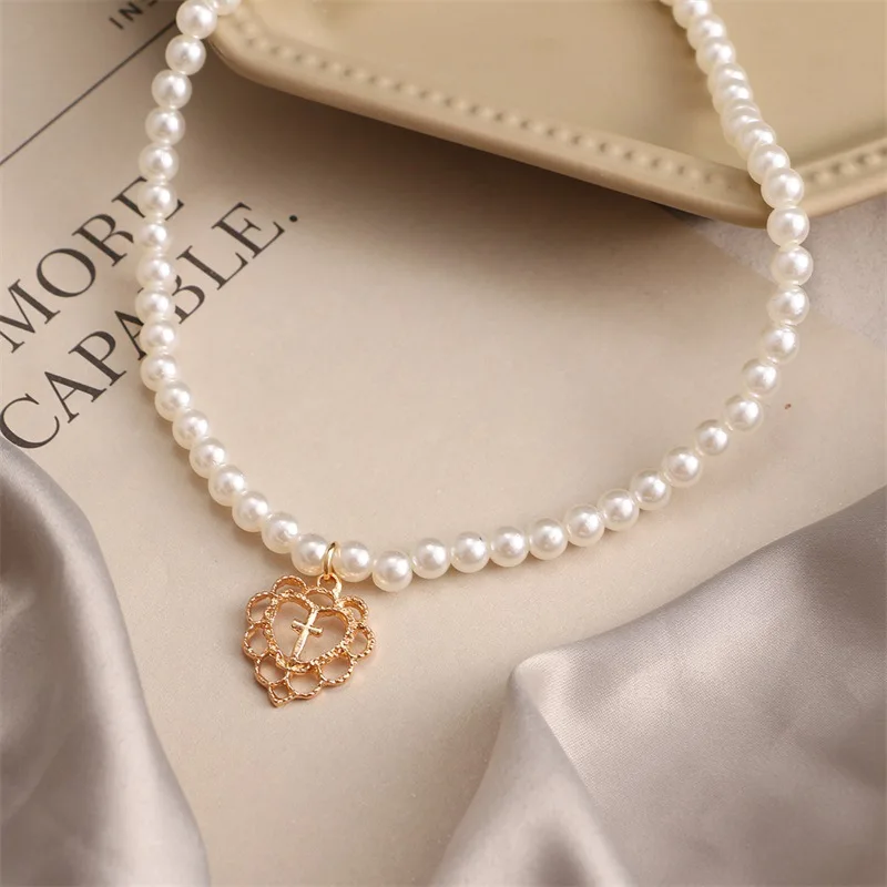 Perla moderna corazón colgante collar cadena para las mujeres collar de gargantilla de mariposa regalo para novia
Perla moderna corazón colgante collar cadena para las mujeres collar de gargantilla de mariposa regalo para novia