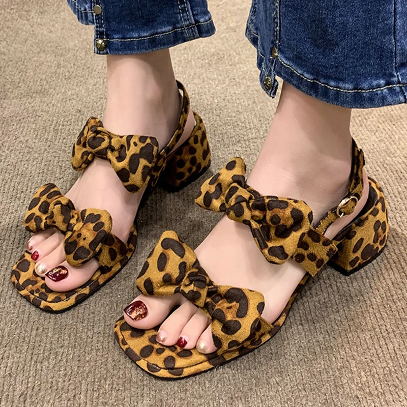 Designer Bow Leopard Women Sandals 2023 New Summer Women Mid Heels Square Toe Chunky Dress Slippers Sexy Pumps Flip Flops Slides 
Designer Bow Leopard Women Sandals 2023 New Summer Women Mid Heels Square Toe Chunky Dress Slippers Sexy Pumps Flip Flops Slides
