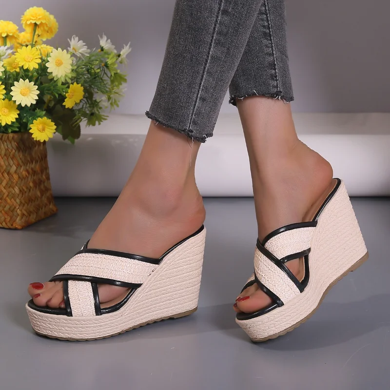 Летняя обувь для женщин, новинка 2023, женские шлепанцы на танкетке, модные женские повседневные сандалии, шлепанцы на платформе и высоком каблуке