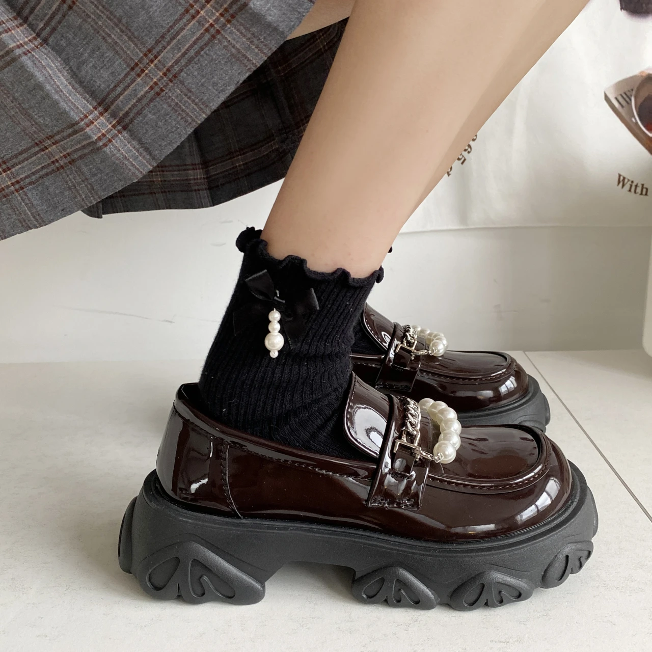 Женские массивные лоферы на платформе, черные повседневные кожаные туфли без застежек, декорированные металлической цепочкой, демисезонные 2022
Женские массивные лоферы на платформе, черные повседневные кожаные туфли без застежек, декорированные металлической цепочкой, демисезонные 2022