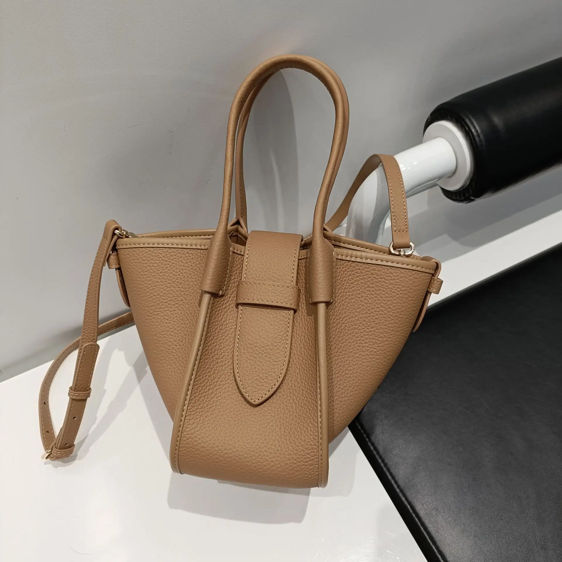 2021 New Fashion Autumn Large-capacity Soft Leather Hand-held Messenger Women's Bag
2021 New Fashion Autumn Large-capacity Soft Leather Hand-held Messenger Women's Bag