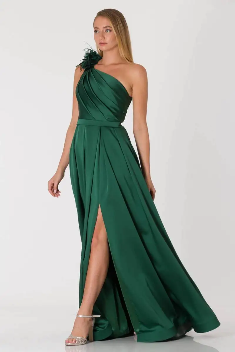 Вечерние платья изумрудно-зеленого цвета с одним открытым плечом
Вечерние платья изумрудно-зеленого цвета с одним открытым плечом