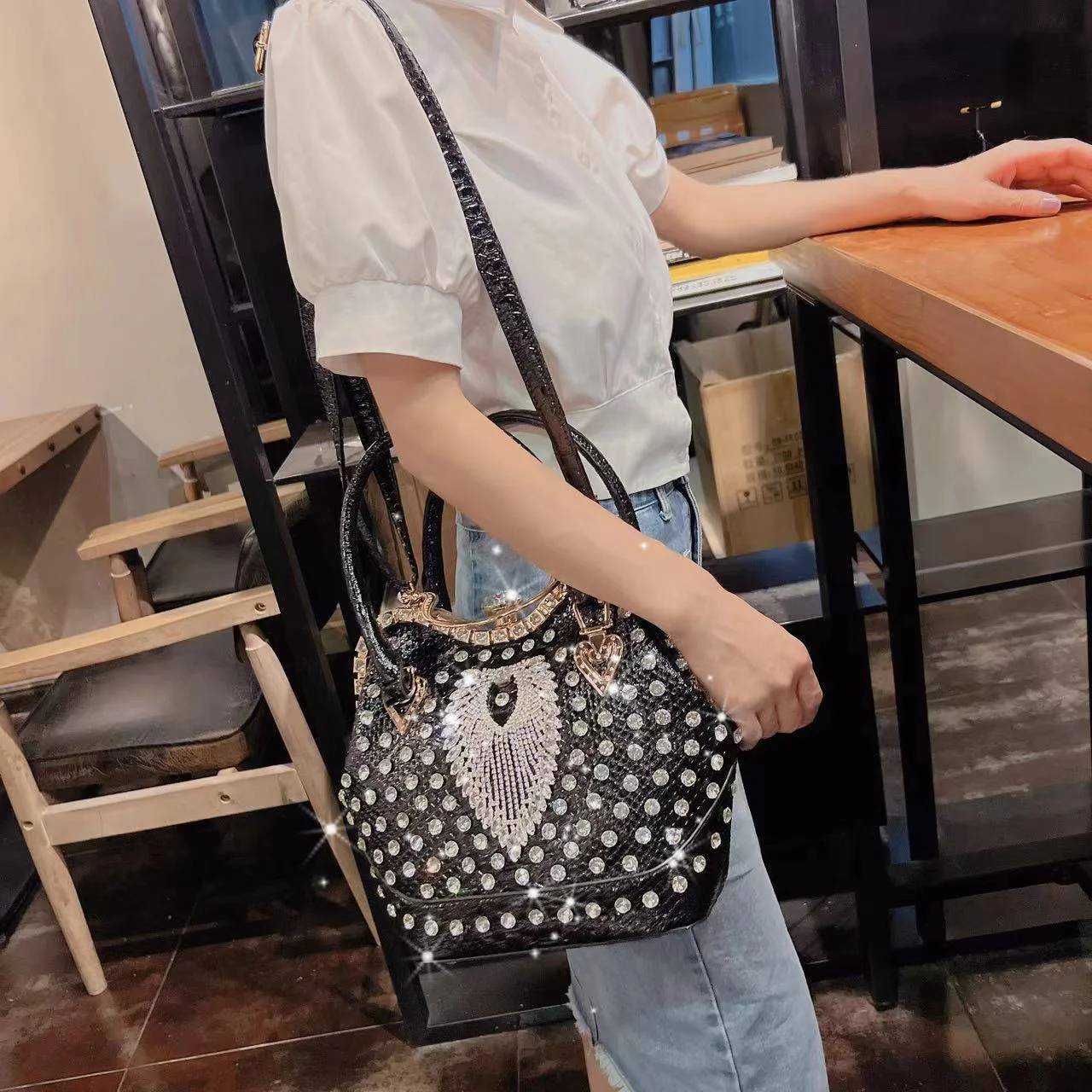 Luxury Fashion Diamonds Leather Women's Bag Small Crossbody Bucket Bag 2023 New Ladies Handbag Niche Party Evening Shoulder Bags
Luxury Fashion Diamonds Leather Women's Bag Small Crossbody Bucket Bag 2023 New Ladies Handbag Niche Party Evening Shoulder Bags
