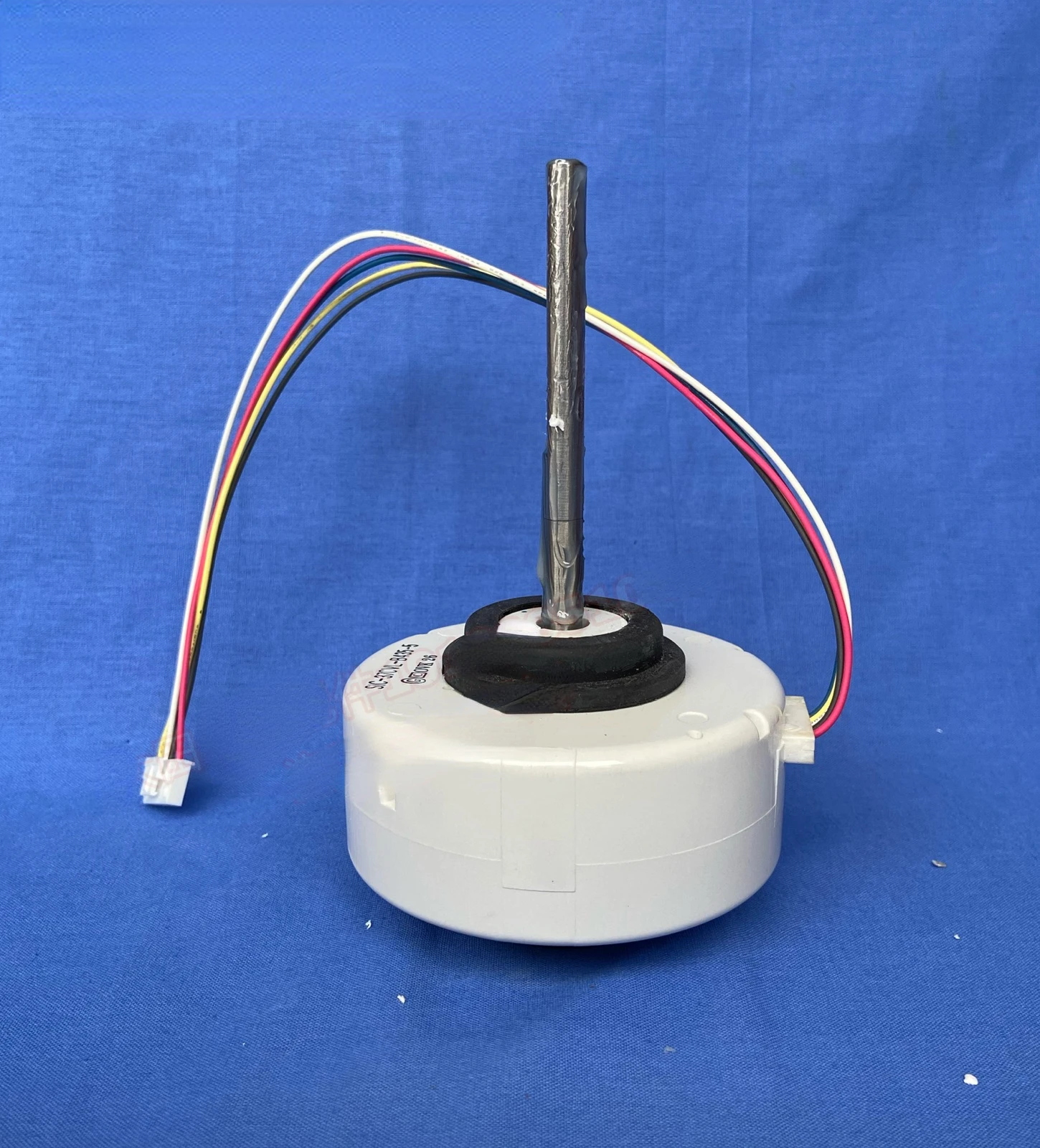 1Pcs original indoor fan DC motor 4681A20091K SIC-37CVJ-F130-3 Suitable for LG inverter air conditioner
1Pcs original indoor fan DC motor 4681A20091K SIC-37CVJ-F130-3 Suitable for LG inverter air conditioner