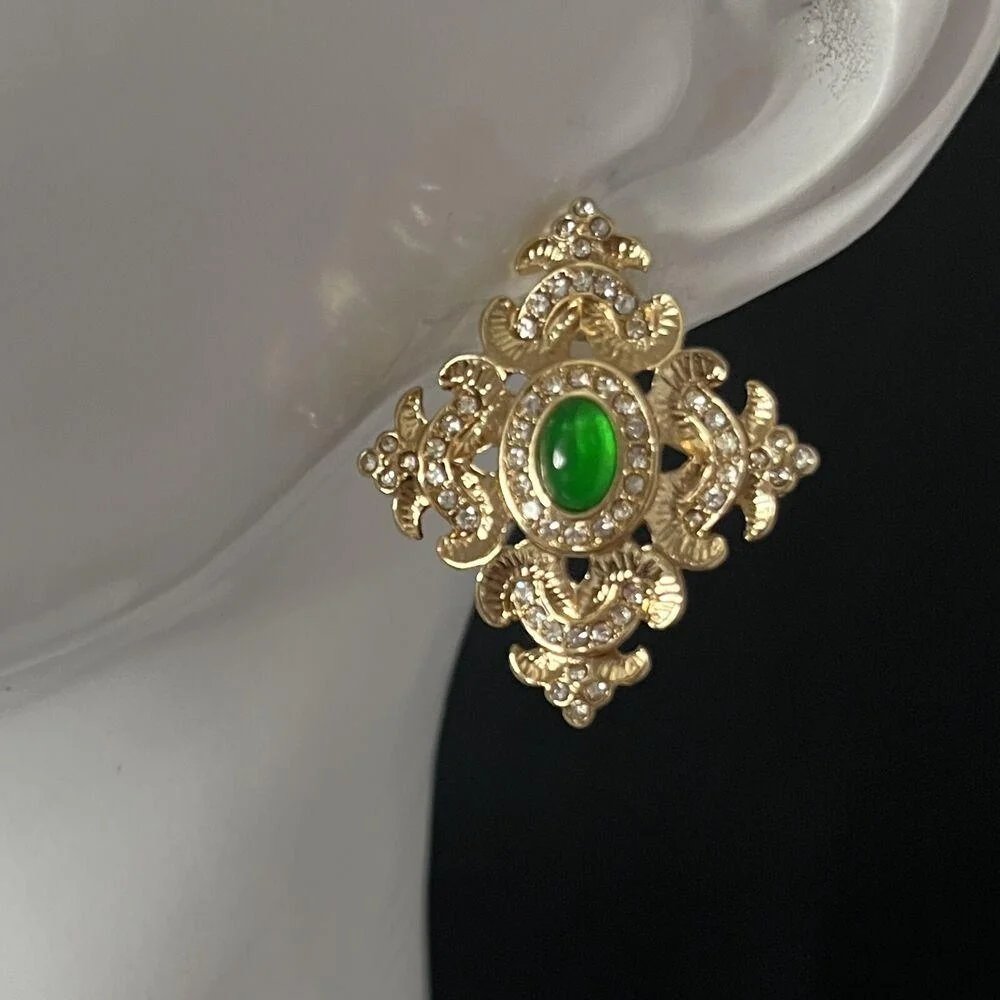 Retro Baroque Green Crystal Earrings for Women Luxury Jewelry Accessories Temperament Alloy Rinestone Clip Earrings Gifts
Retro Baroque Green Crystal Earrings for Women Luxury Jewelry Accessories Temperament Alloy Rinestone Clip Earrings Gifts