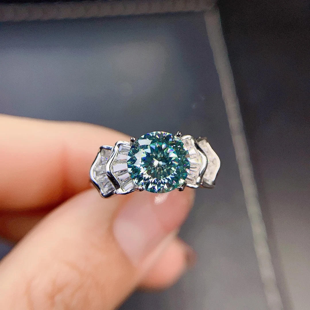 925 Silver 2 Carat Green Moissanite Ring Fashion Design Women's Ring gra Certificate Wedding Ring Luxury Jewelry
925 Silver 2 Carat Green Moissanite Ring Fashion Design Women's Ring gra Certificate Wedding Ring Luxury Jewelry