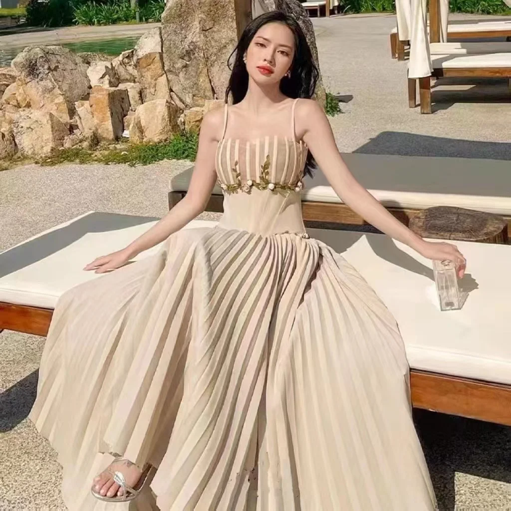 2023 temperament high-end unique design chic three-dimensional flower fishbone stitching pleated sling dress
2023 temperament high-end unique design chic three-dimensional flower fishbone stitching pleated sling dress
