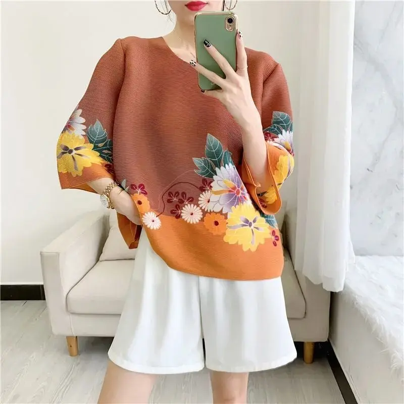 T shirt female 2022 new pleated top women round neck loose temperament fashion all-match printing casual short sleeve t-shirt
T shirt female 2022 new pleated top women round neck loose temperament fashion all-match printing casual short sleeve t-shirt