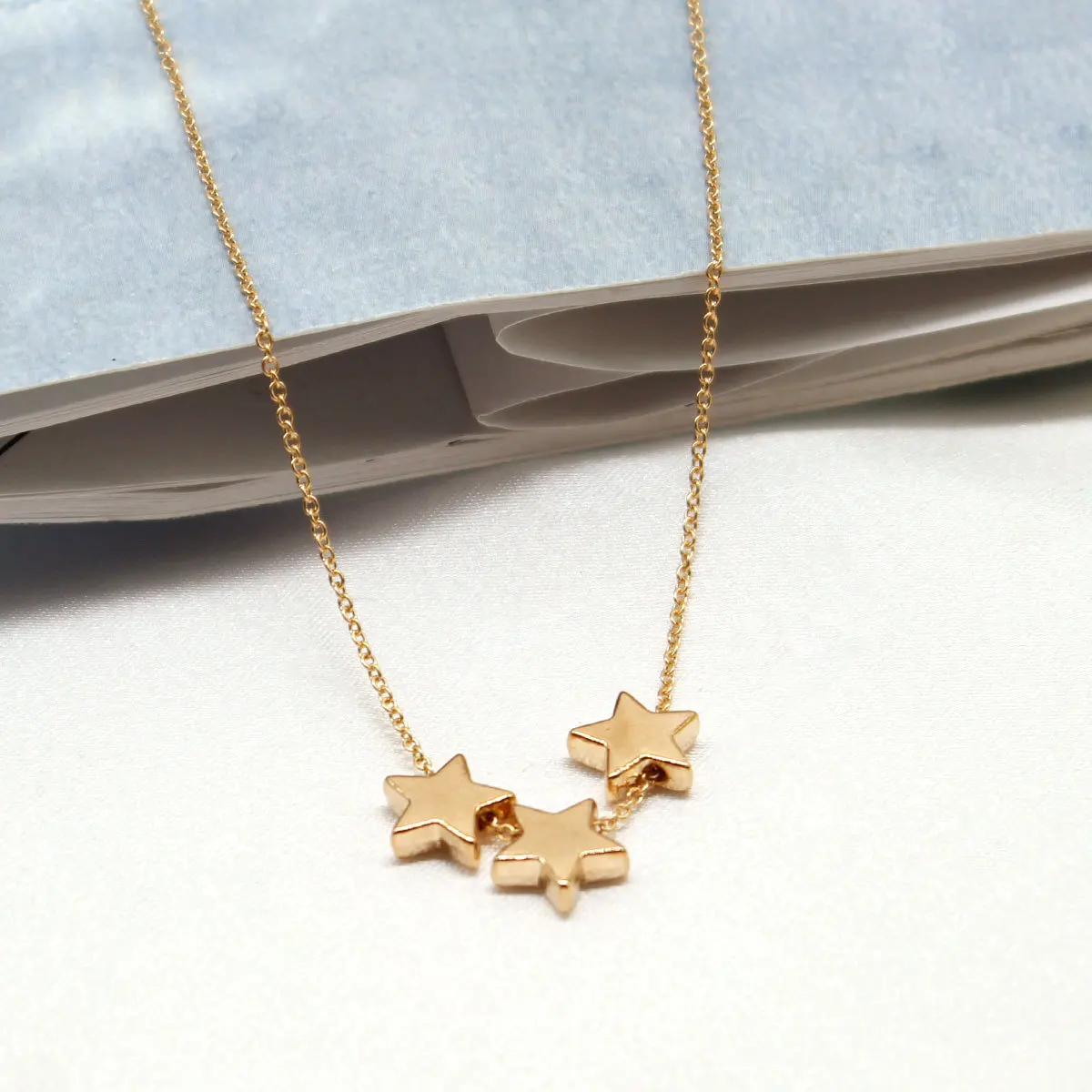 Ins Three Five-pointed Star Pendant Temperament Necklace Female Personality Creative Clavicle Personality Sweater Chain
Ins Three Five-pointed Star Pendant Temperament Necklace Female Personality Creative Clavicle Personality Sweater Chain