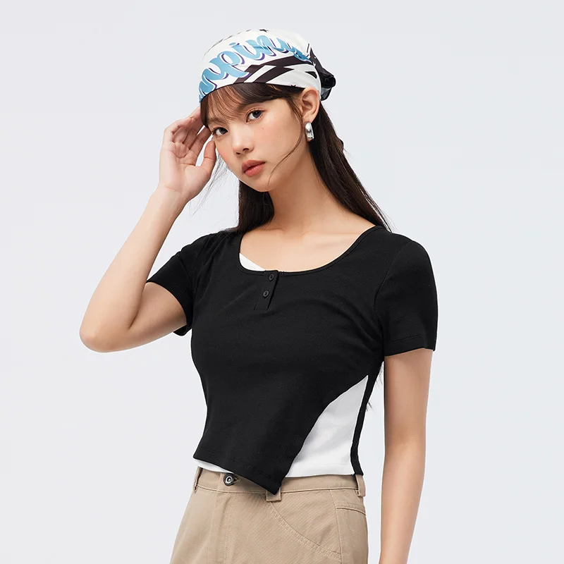 Футболка Semir женская с коротким рукавом, короткая контрастная Асимметричная трикотажная рубашка с имитацией двух частей, с открытыми плечами, лето 2023
Футболка Semir женская с коротким рукавом, короткая контрастная Асимметричная трикотажная рубашка с имитацией двух частей, с открытыми плечами, лето 2023