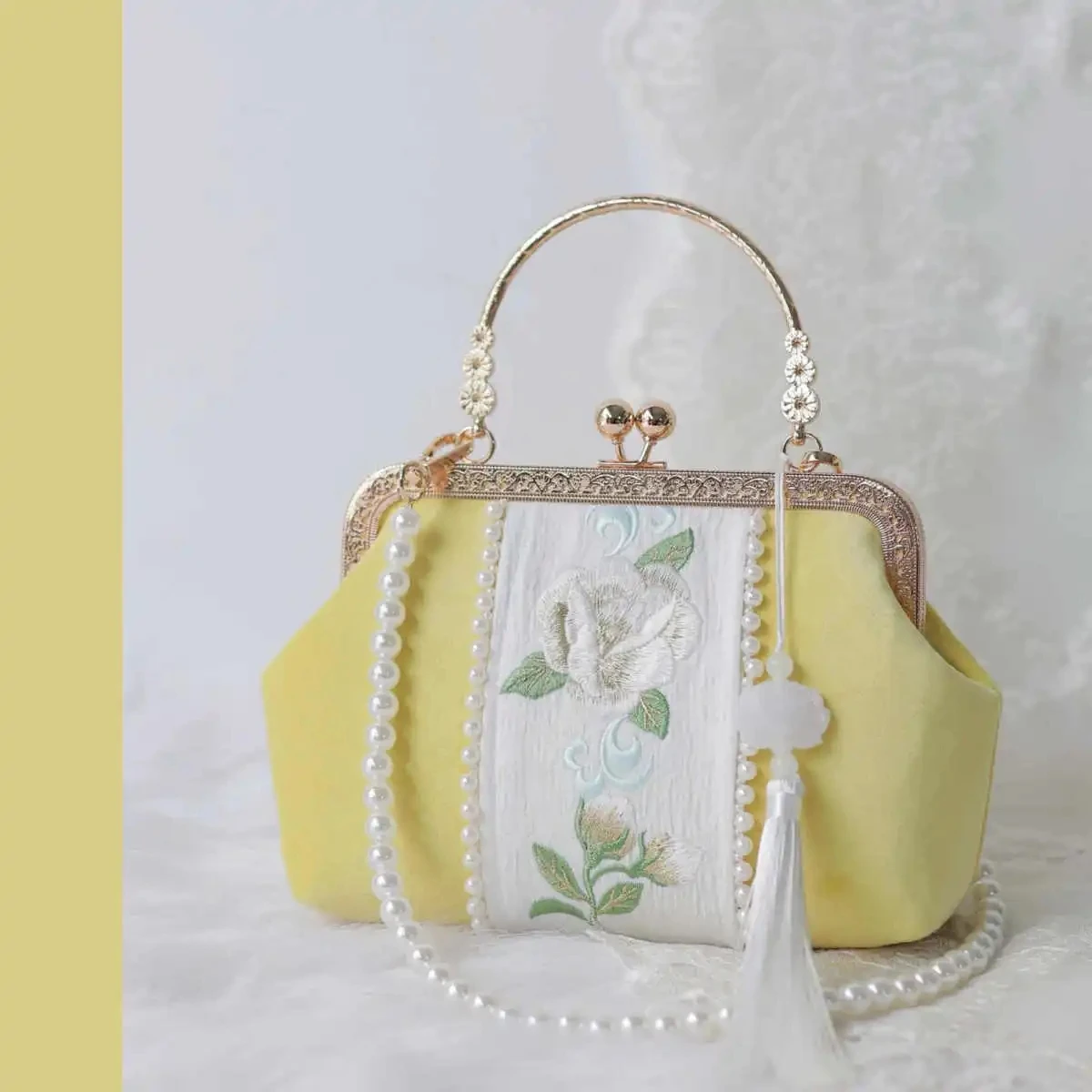 NEWEST Embroidery Flowers Beads Women Crossbody Shoulder Bags Vintage Shell Lock Hand Bags Bag Women's Handbags
NEWEST Embroidery Flowers Beads Women Crossbody Shoulder Bags Vintage Shell Lock Hand Bags Bag Women's Handbags