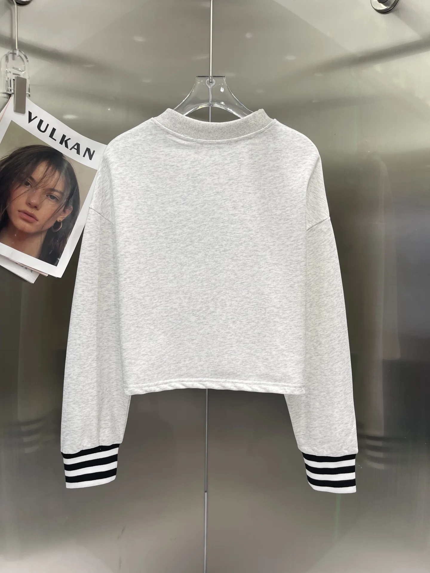 2023 new top female spring and summer short niche ins wind trend short hoodie women long-sleeved sun-protective clothing
2023 new top female spring and summer short niche ins wind trend short hoodie women long-sleeved sun-protective clothing
