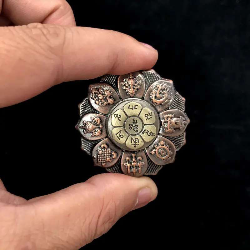 Buddha Eye Lotus Wheel Religious Style 8 Words Truth Metal Material Praying Rotatable Home Decor Fingers Ornament 2022 Hot Sale
Buddha Eye Lotus Wheel Religious Style 8 Words Truth Metal Material Praying Rotatable Home Decor Fingers Ornament 2022 Hot Sale